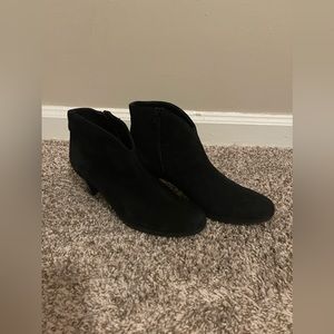 Munro Robynette black suede booties
